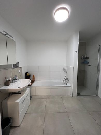 Moderne 3-Zimmer-Wohnung mit Einbauküche in zentraler Stadtlage – Badezimmer