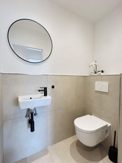 Prov.-frei! Hochw. sanierte 3-Zi.-ETW mit 2 Balkonen & 2 Stpl. in WÜ-Versbach – WC