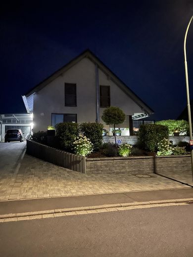 KfW40 Einfamilienhaus, 9Kw-PV-Anlage, Wärmepumpe LWZ 304 Sol – Ansicht-W Bei Nacht