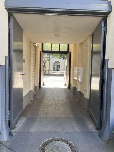 Bright commercial space near Schlossstraße – ideal as an office, practice, or showroom – Zufahrt zum Innenhof