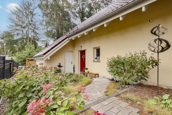 Doğal çevreyle uyumlu arsada, ahşap karkas yapı tekniğiyle inşa edilmiş müstakil aile evi