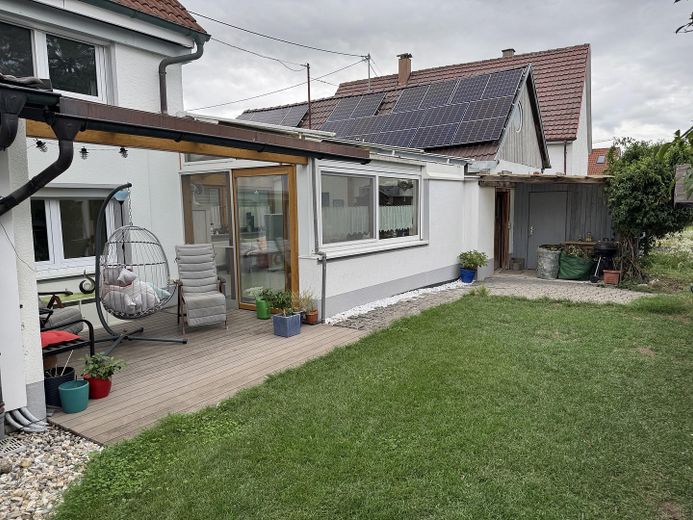 Fully renovated family home with a stunning conservatory, photovoltaic system, heat pump & large outbuilding – Garten und Nebengebäude