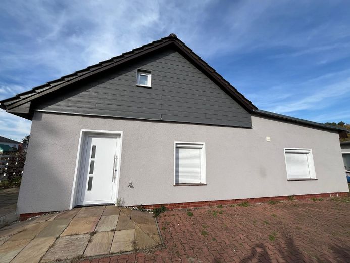 Eingang und Seitenansicht