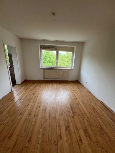 4 Zimmer Wohnung mit Balkon und Tiefgaragenstellplatz – Zimmer 1