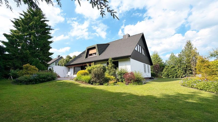 GROSSZÜGIGES FAMILIENHAUS AUF 939 M² SONNENGRUNDSTÜCK IN RUHIGER SACKGASSENLAGE VON ELLERBEK! – Headbild