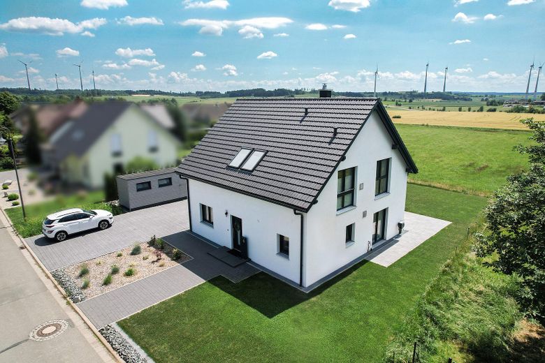 Freiraum, Panoramablick & top angebunden bei Hof: Neuwertiges Einfamilienhaus (2021, KFW-40, A+) – Luftbild Richtung Süd-Ost, nah