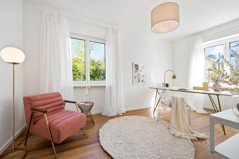 Eigennutz oder Mietgarantie mit 5,7% Rendite: Sanierte 3-Zimmer-Wohnung mit Balkon in ruhiger Lage – Büro Einrichtungsbeispiel
