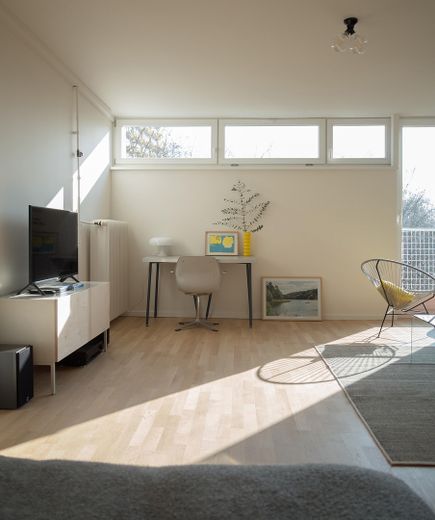 Interbau 1957 en el barrio Hansaviertel: 49,5 m² llenos de luz en la 3.ª planta | sin comisión – Wohn- und Schlafbereich