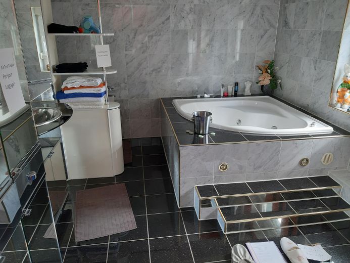***Traumhaftes Haus mit Whirlpool zwischen Köln und Bonn – Wohnen – Whirlpool zum relaxen 