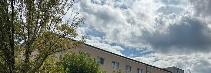 استثمار في ساحة البلدية: مبنى سكني وتجاري كبير في موقع متميز - بدون عمولة