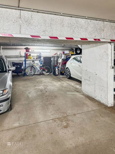 gemütliche Familienwohnung: 4 Zimmer mit Wintergarten, zwei Loggien &amp; Tiefgaragenstellplatz – Tiefgaragenstellplatz