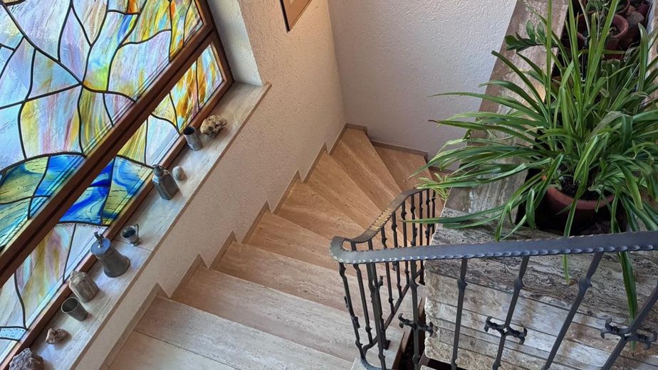 Villa d'architetto in stile Bauhaus con vista sulla valle del Main – Treppenabgang zum UG