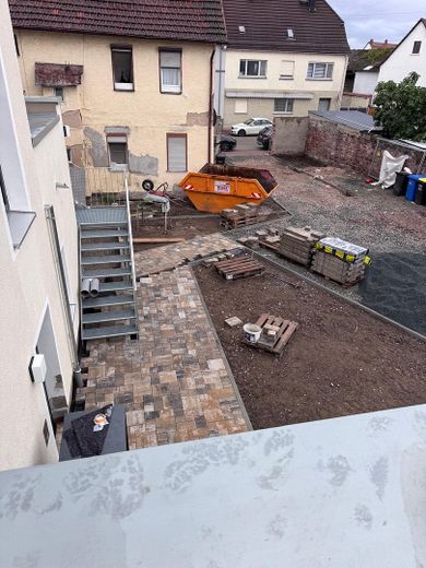 Kapsamlı tadilat sonrası ilk kullanım | KfW55 EE | 62 m² | Üst kat/çatı katı | İstasyona 2 dk. | Taşınmaya hazır 10/2026 – Hofansicht