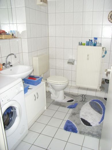 Sehr schöne Dreizimmer Nichtraucher Wohnung – Bad