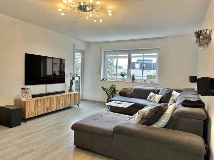 Appartamento di 3 locali senza provvigione con balcone esposto a sud, posto auto in garage sotterraneo e riscaldamento a pavimento – Wohnzimmer