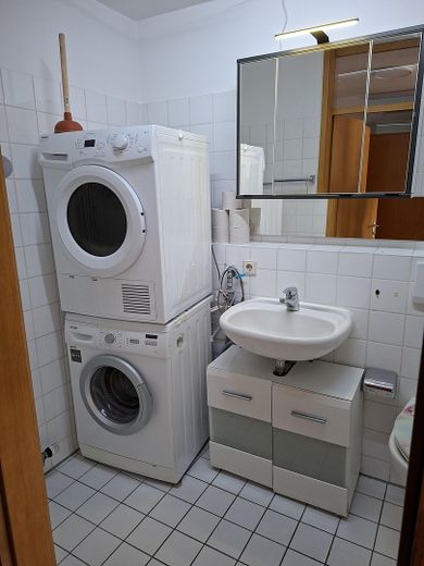 ¡Encantador apartamento pequeño en vivienda tutelada: sin comisión y listo para ocupar! – Badezimmer