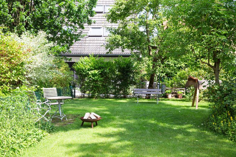 Wohnen + Kapitalanlage: Top gepflegtes, aufwendig saniertes 30er-Jahre-Haus in 1A-Lage Zehlendorf – Garten mit Bäumen, Büschen …