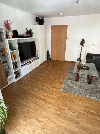 Bonito apartamento de 3 habitaciones con dos balcones en el barrio este de Karlsruhe – Wohnzimmer
