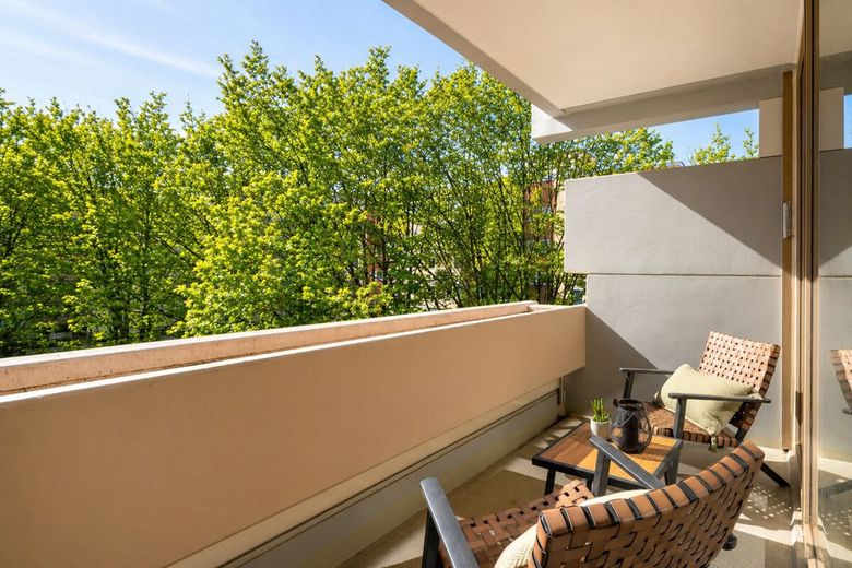 Selten in München: Uneinsehbare Wohnung mit Balkon ins Grüne – Uneinsehbarer Sonnenbalkon
