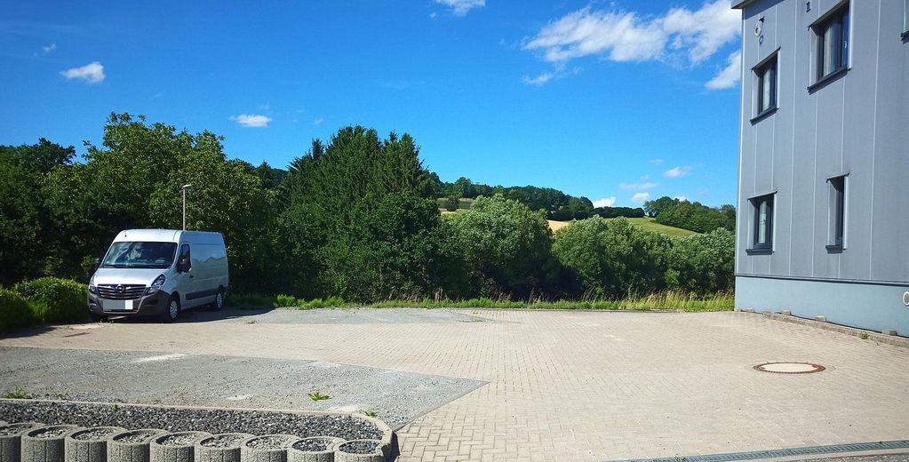 200m² Lagerhalle mit 200m² Büroflächen zu vermieten_ 63825 – Parkplätze