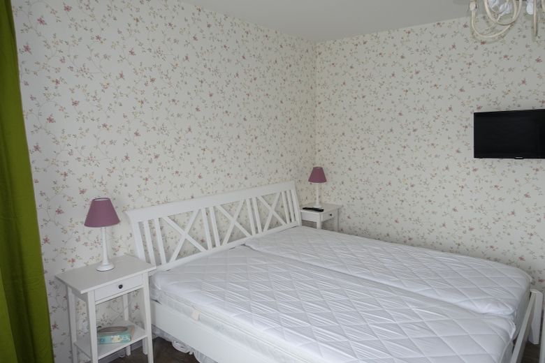 Ostseenah wohnen oder investieren - moderne Erdgeschosswohnung in Kröpelin mit Zukunftspotenzial – Schlafzimmer Bett 180mx200m