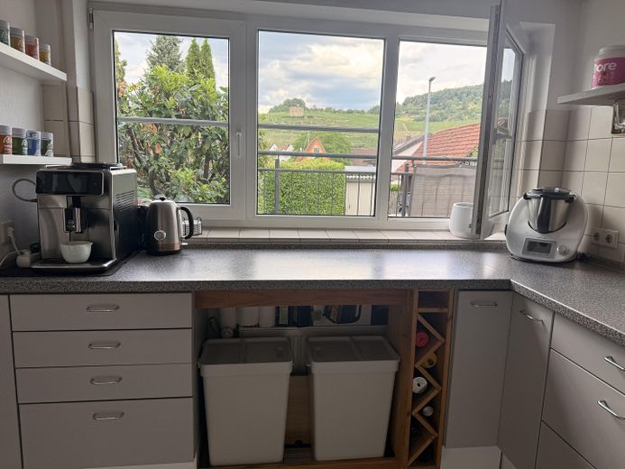 Sonnige 3-Zimmerwohnung mit Garten und Blick auf die Weinberge – Küchenfenster mit Arbeitsplatt