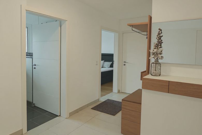 4-Zimmer-Wohnung mit Balkon und Fußbodenheizung in Augsburg – Flur zum Schlafzimmer