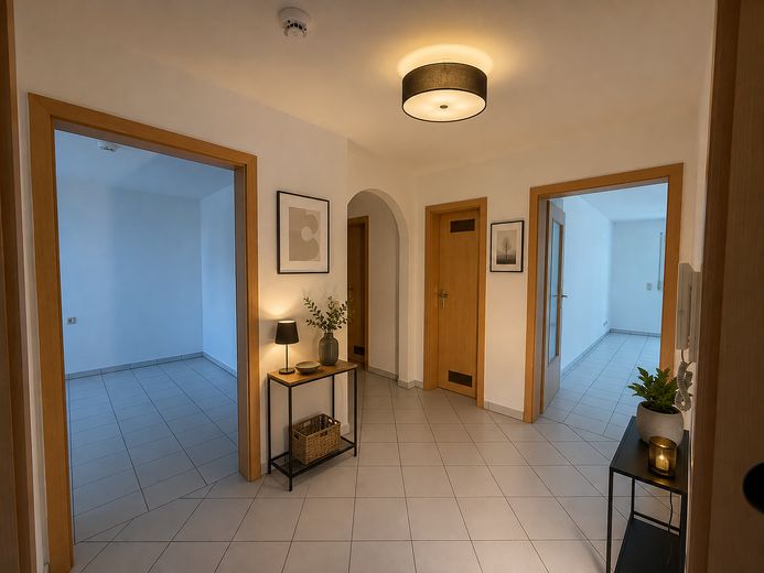 Appartamento di 3,5 locali. Piano terra, terrazza, posto auto + garage interrato. Privo di barriere, senza provvigione, da privato, senza agenzia – Diele (mit KI möbliert)