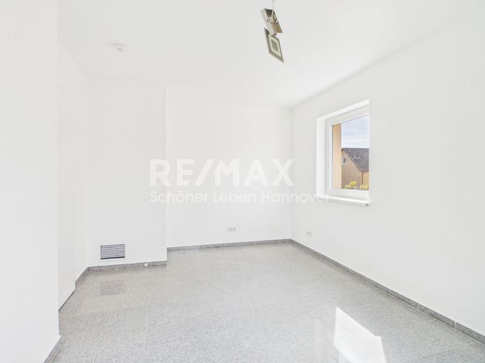 Mehr Platz als erwartet, modernisierte DHH, mit wohnlich ausgebautem Keller mit  eigenem Eingang. – Zimmer OG