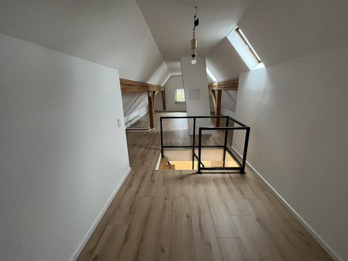 Komplett renoviertes Reihenendhaus mit großem Dachstudio und separatem Garten in Harthausen – Dachtudio