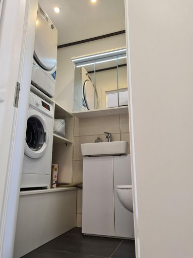 Modern renovated 3.5-room apartment with balcony, garage & fitted kitchen | Owner-occupiers or approx. 6% yield – Gäste WC