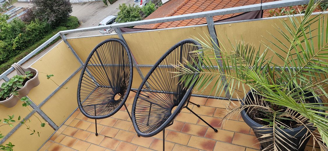 Attraente appartamento mansardato con balcone, posto auto e soffitta aggiuntiva – Balkon