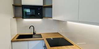 Modernes Apartment mit Balkon, Einbauküche und PKW-Stellplatz – Küche