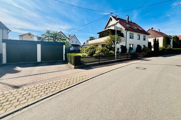 Ein Zuhause mit vielen Möglichkeiten - Großzügiges 3-Familienhaus mit Traumgarten und Baupotenzial