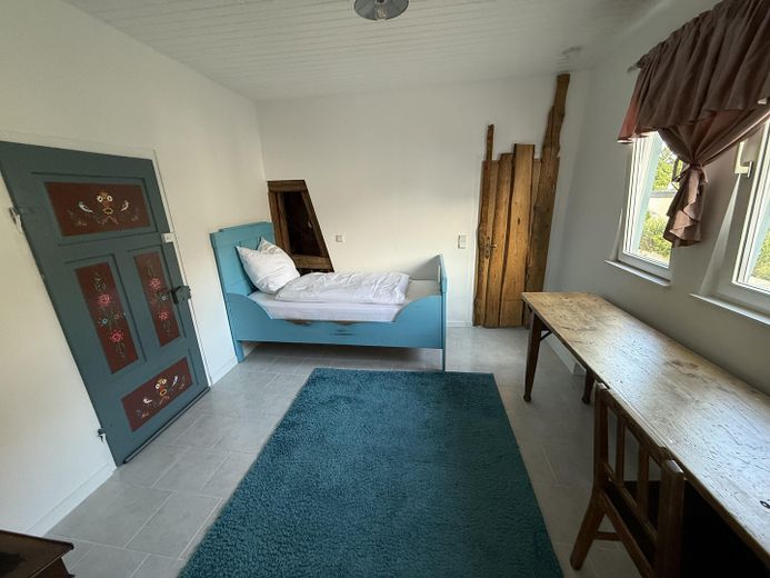 2 ZKB als WG in denkmalgeschütztem Gebäude – 1. Zimmer mit Tür zur Küche