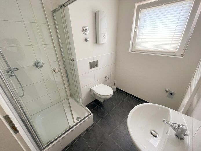 Schicke 2-Zimmer-Wohnung in Krefeld Inrath-Kliedbruch – Badezimmer