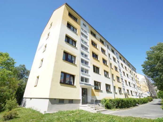 Pequeño apartamento de tres habitaciones con balcón y vistas panorámicas – Foto 1