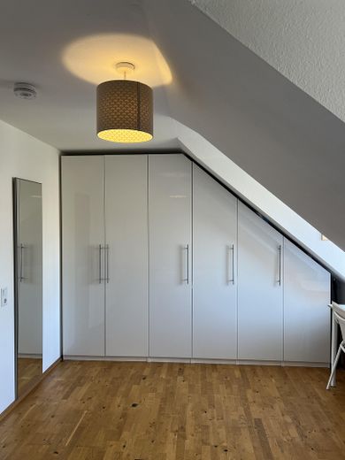 Moderne 4-Zimmer Maisonette-Wohnung mit Balkon und Tiefgarage in Nidderau Eichen – Schlafzinmmer