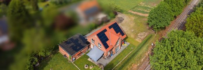 Casa Viebrock di alta qualità con due terreni edificabili aggiuntivi, possibile allevamento di cavalli o attività commerciale