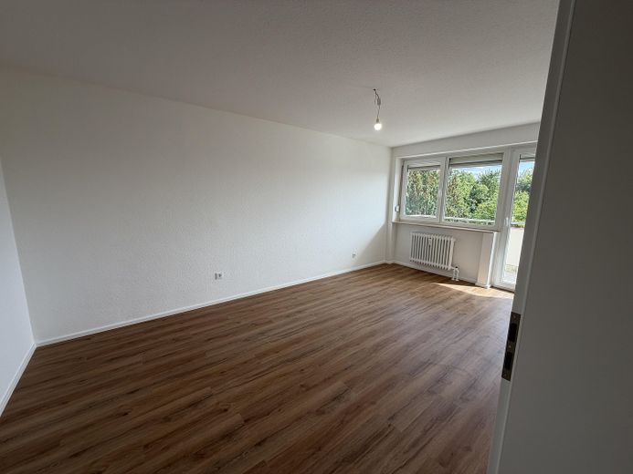 Wiesbaden-Medenbach'ta iki balkonlu yenilenmiş 2 odalı daire – Schlafzimmer