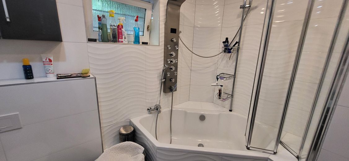 Exclusive 3-room apartment, fitted kitchen, terrace, winter garden + garden, top location Pforzheim Nordstadt – Neues Bad mit Wellnessdusche