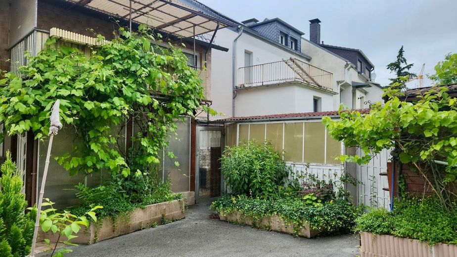 Menden: Flexibler Altbau mit reichlich Platz und vielen Optionen! – Rückansicht mit Balkon