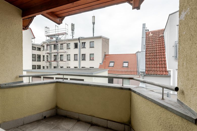 Loft-Feeling auf zwei Ebenen: Maisonette mit Galerie und Balkon mitten in Bensheim – Balkon