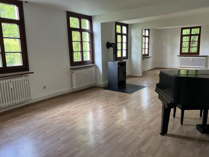Wohnzimmer mit Kamin 