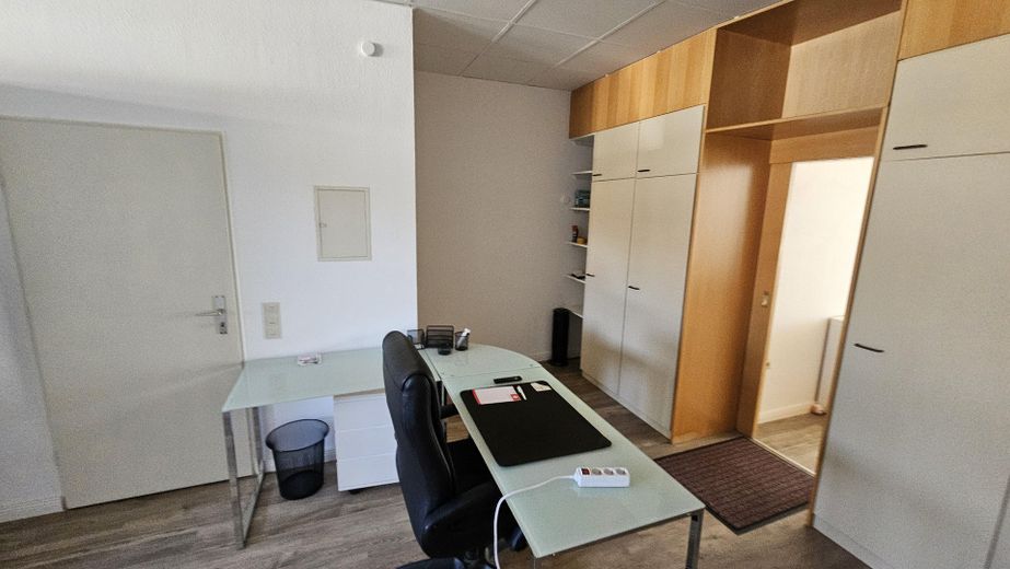 Helle Ladenfläche / Büro mit Schaufenster · 65 m² · direkt am Bahnhof Bad Bevensen · provisionsfrei – hinterer Büroraum