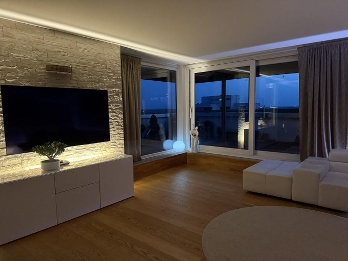 Penthouse mit großer Dachterrasse, Panoramablick & privater Sauna – Panoramablick bei Nacht 