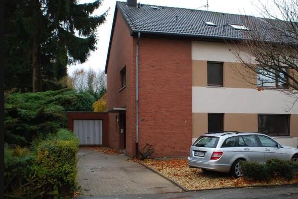 Großzügige Erdgeschoss Wohnung mit Garten und Garage