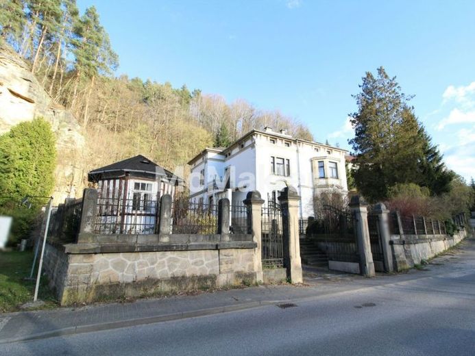 Villa storica tutelata come monumento in una regione turistica – perfetta per la locazione – Foto 1