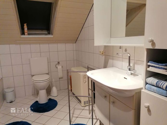 Repräsentatives Mehrfamilienhaus mit Traumgrundstück- – Badezimmer OG