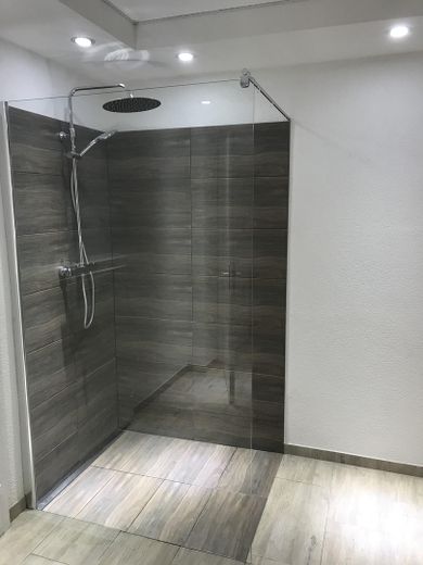 Posizione unica: edificio commerciale e casa unifamiliare direttamente al confine svizzero, presso la stazione ferroviaria – Dusche/Untergeschoß